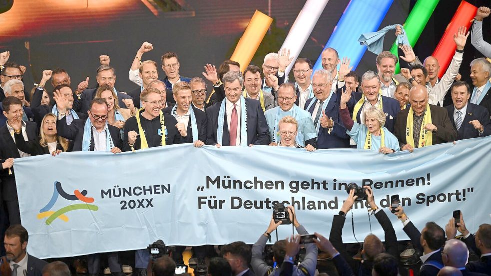Die Wahlsieger um Bayerns Ministerpräsident Markus Söder (M) wollen die Münchner Olympia-Pläne jetzt schnell umsetzen.  Foto: Marijan Murat/dpa