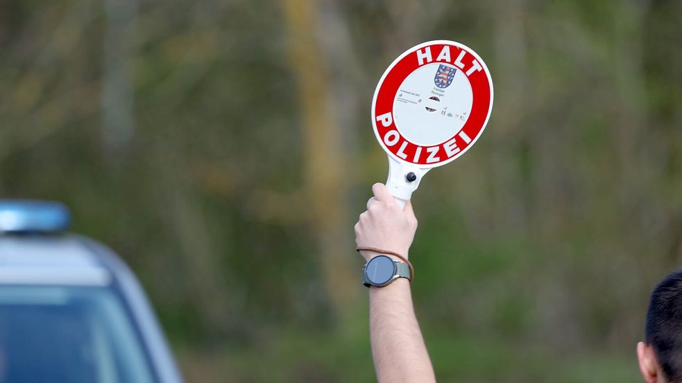 In Aurich kontrollierten die Polizei und andere Behörden 277 Verkehrsteilnehmer. Symbolfoto: Bodo Schackow/dpa