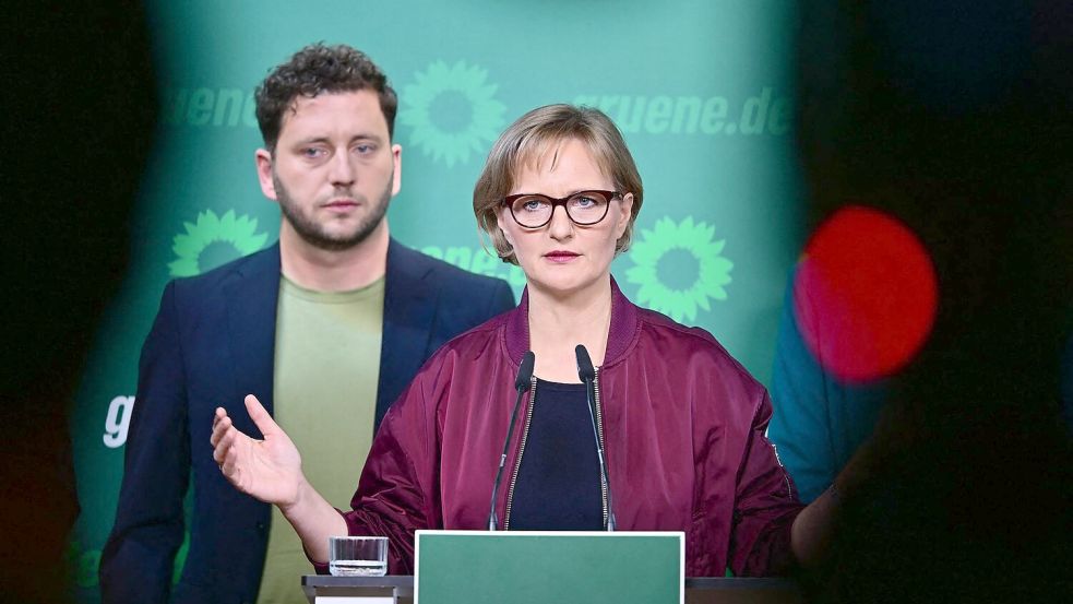 Wollen im Dezember für eine weitere Amtszeit kandidieren: Felix Banaszak und Franziska Brantner (Archivbild)  Foto: Sebastian Gollnow/dpa
