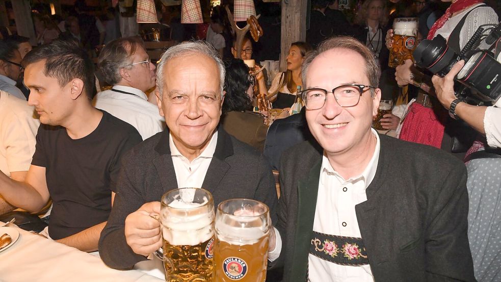 Innenminister Dobrindt stößt mit sein italienischen Kollegen Piantedosi an.  Foto: Felix Hörhager/dpa