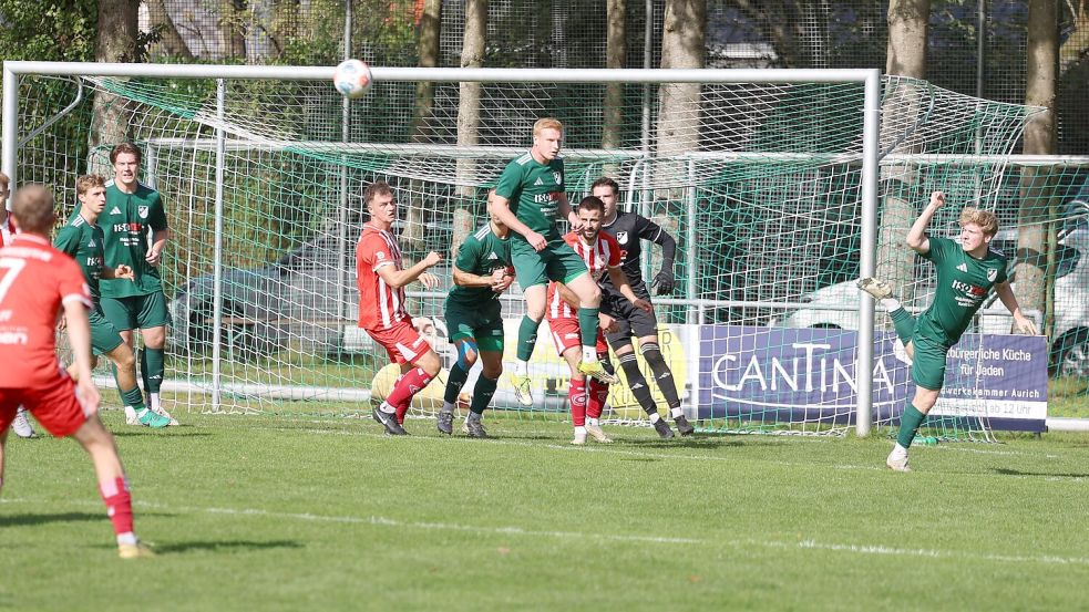 Wallinghausen und Großefehn lieferten sich im Derby einen kämpferischen Schlagabtausch. Foto: Wilfried Gronewold