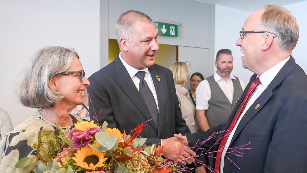 Der unterlegene Stichwahl-Kandidat Detlev Krüger (Mitte) gratulierte Wahlsieger Olaf Wiltfang und dessen Frau Sylvia.Foto: Stephan Friedrichs