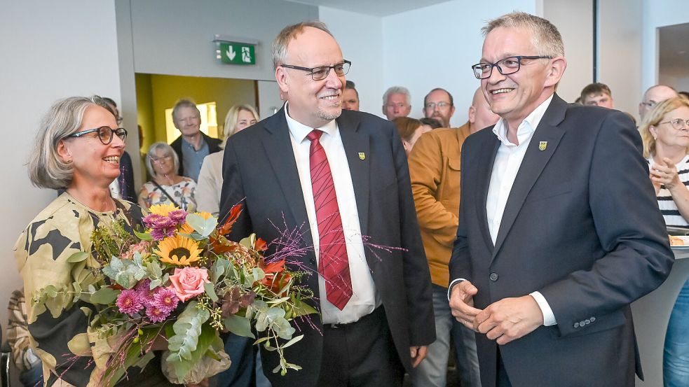Landrat Olaf Meinen (rechts) gratulierte seinem gewählten Nachfolger Olaf Wiltfang und dessen Frau Sylvia. Foto: Stephan Friedrichs
