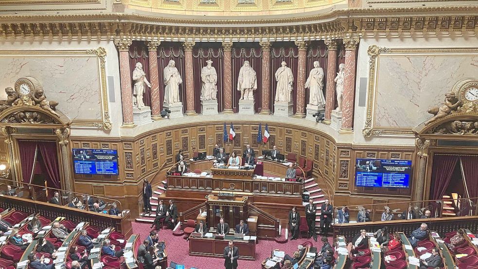 Le Pens Rechtsnationale bekommen mehr Einfluss im Pariser Senat. (Archivbild) Foto: Jonathan Klein/AFP/dpa
