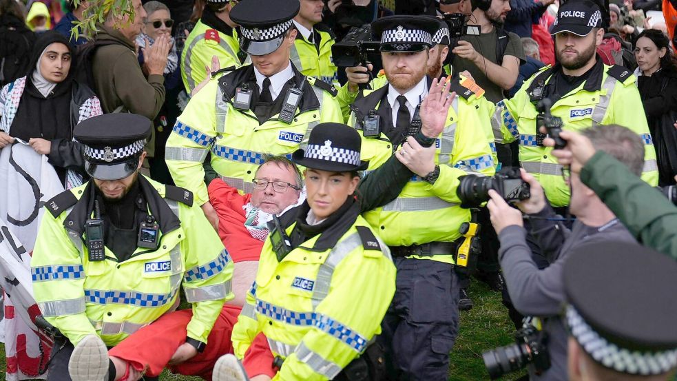 Die Polizei in Liverpool hat Dutzende Demonstranten festgenommen.  Foto: Peter Byrne/PA Wire/dpa