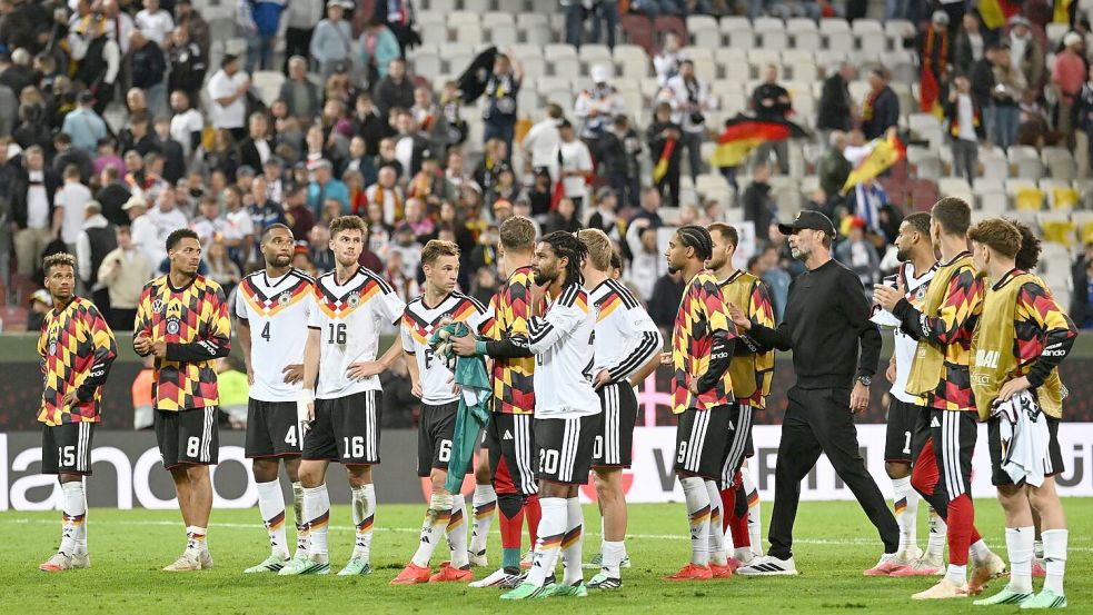 Gemeinsam gingen die Nationalspieler mit dem Bundestrainer in die Fankurve.  Foto: Federico Gambarini/dpa