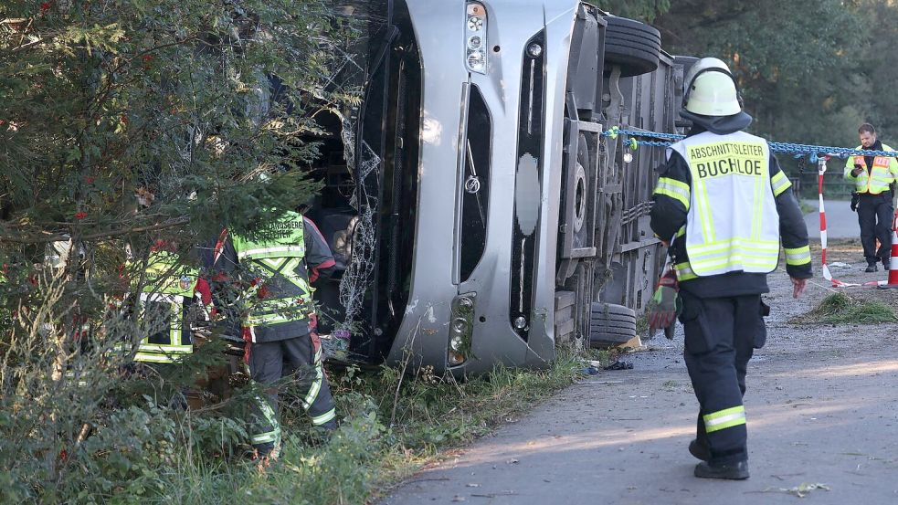 Zahlreiche Einsatzkräfte kümmerten sich nach dem Unfall um die Verletzten. Foto: Karl-Josef Hildenbrand/dpa