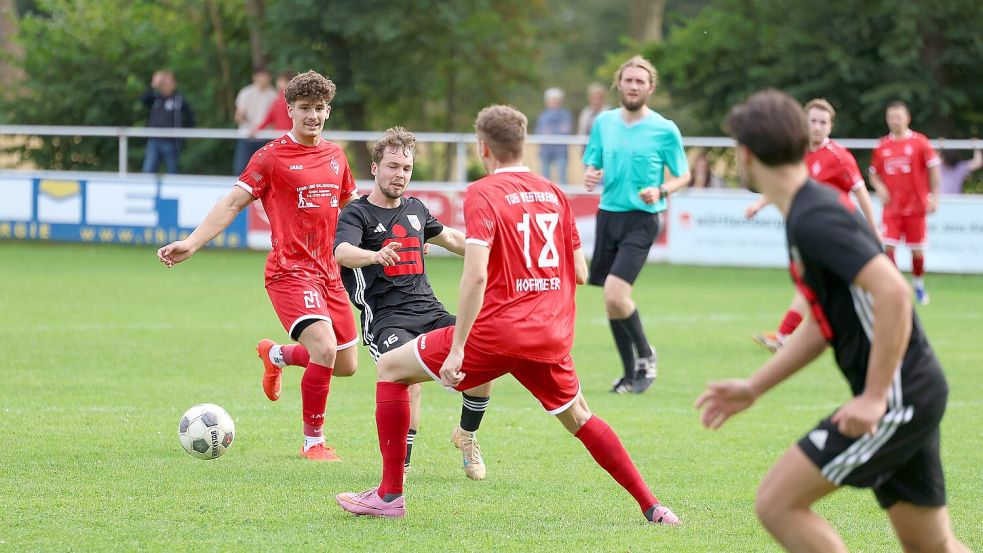 Das Spiel zwischen Westerende und Marienhafe war umkämpft. Am Ende gewannen die Gäste knapp. Foto: Wilfried Gronewold