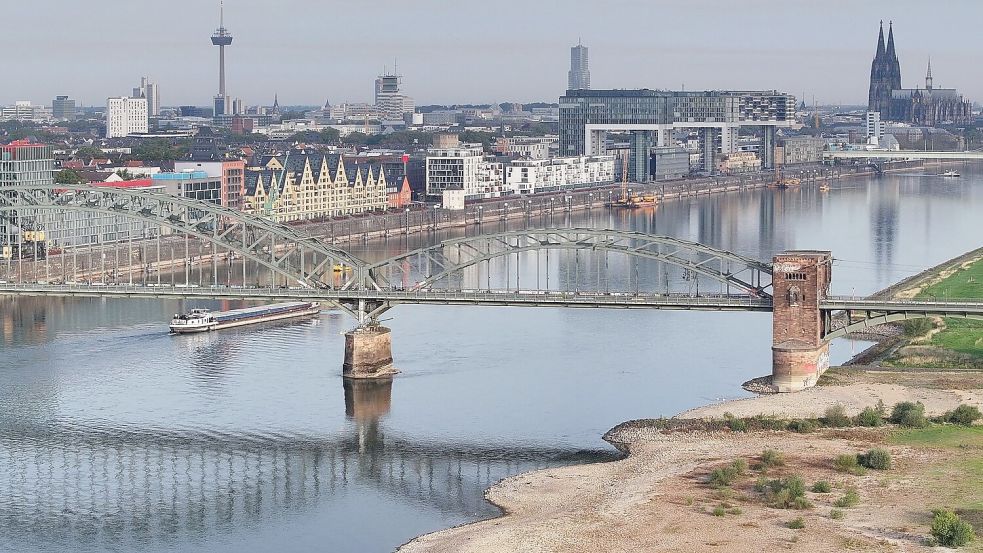 Das Niedrigwasser des Rheins hat in Köln einen neuen historischen Tiefststand erreicht. Foto: Sascha Thelen/dpa