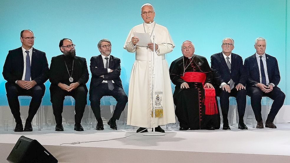 Leo XIV. traf sich auch mit Vertretern anderer Religionen. Foto: Gregorio Borgia/AP/dpa