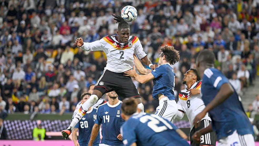 Ein kleiner Lichtblick an einem düsteren Abend: Yann Bisseck als Herr der Lüfte. Foto: Tom Weller/dpa