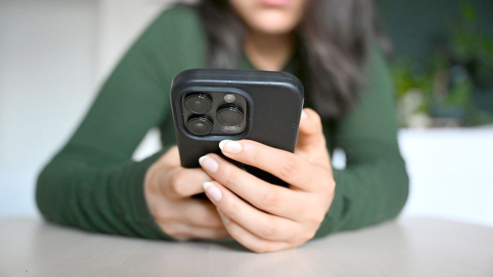 80 Prozent der befragten Frauen sehen die Erstellung und Verbreitung intimer Darstellungen ohne Zustimmung als Gewalt. (Symbolbild) Foto: Elisa Schu/dpa