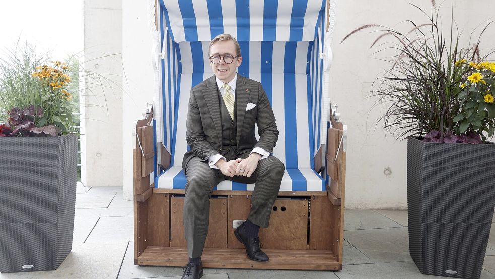Phillip Amthor hat sich einen Strandkorb auf dem Balkon des Kanzleramts aufstellen lassen – dafür hagelt es nun Kritik. Foto: Imago/Berlinfoto