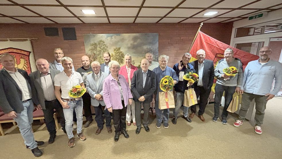 Sie wurden für langjährige Ratsmitgliedschaft geehrt, einige scheiden demnächst aus (von links): Thomas Erdwiens, Hinrich Albrecht, Ralf Geiken, Erwin Saathoff, Andreas Collmann, Stefan Kleinert, Karsten Knippelmeyer, Sofia Ulferts-Dirksen, Helga Gloger, Dieter Dirksen, Martin Krull, Johann Erdwiens, Ali Awada, Georg Wegener, Gerold Meyer und Johann Schoolmann. Foto: Aiko Recke