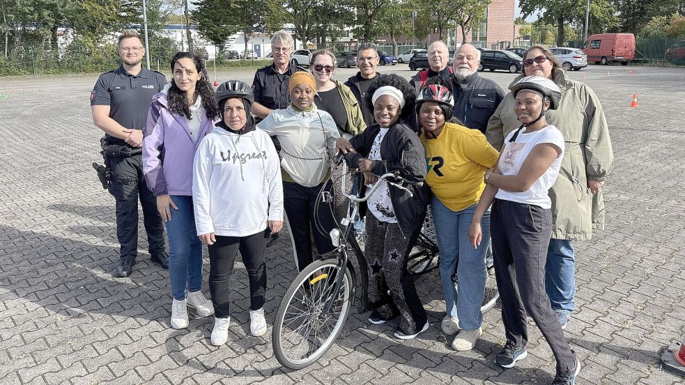 Gute Laune gehört bei den Radkursen des Wave-Projektes der Kvhs dazu. Unterstützt wird das Projekt von der Polizeiinspektion Aurich-Wittmund, dem Verkehrssicherheitsforum des Landkreises und in Norden vom ADFC. Foto: Mieke Matthes
