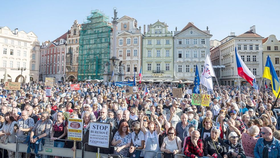 Tausende nahmen an einer Demonstration gegen Populisten und Extremisten auf dem Altstädter Ring in Prag teil. Foto: Kamaryt Michal/CTK/dpa