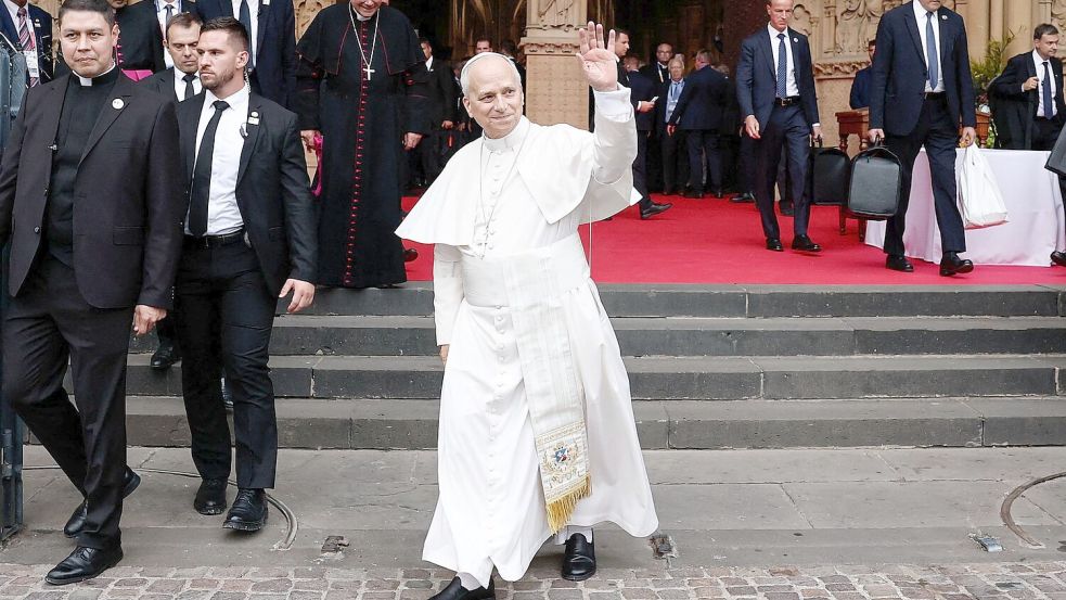 Papst Leo XIV. ist nach vier Tagen in Frankreich zurück in Rom. Foto: Benoit Tessier/Pool Reuters/AP/dpa