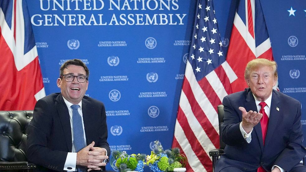 Auch Donald Trump scheint überzeugt von Andy Burnham. (Archivbild) Foto: Julia Demaree Nikhinson/AP/dpa