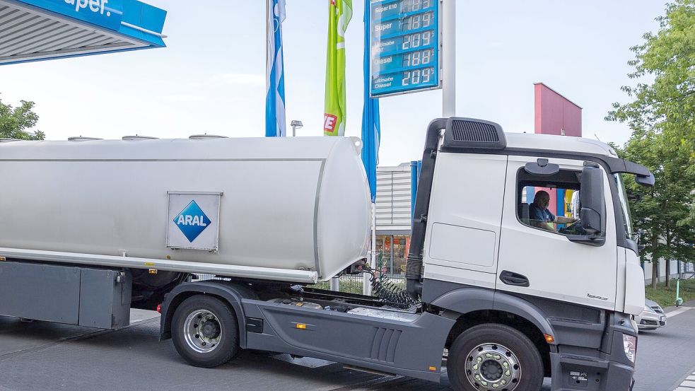 Erst Sprit, der am Donnerstag nach Mitternacht aus Tanklagern oder Raffinerien auf die Reise zur Tankstelle gegangen ist, profitiert von der Steuersenkung.  Foto: Hannes P. Albert/dpa