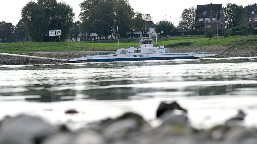 Blick von Düsseldorf auf die Zonser Fähre, die dort schon lange ankert. Bis sie wieder fährt, dauert es noch. (Archivbild) Foto: Wolf von Dewitz/dpa