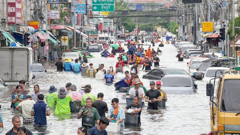 Teile Bangkoks standen tagelang unter Wasser. Foto: Sakchai Lalit/AP/dpa