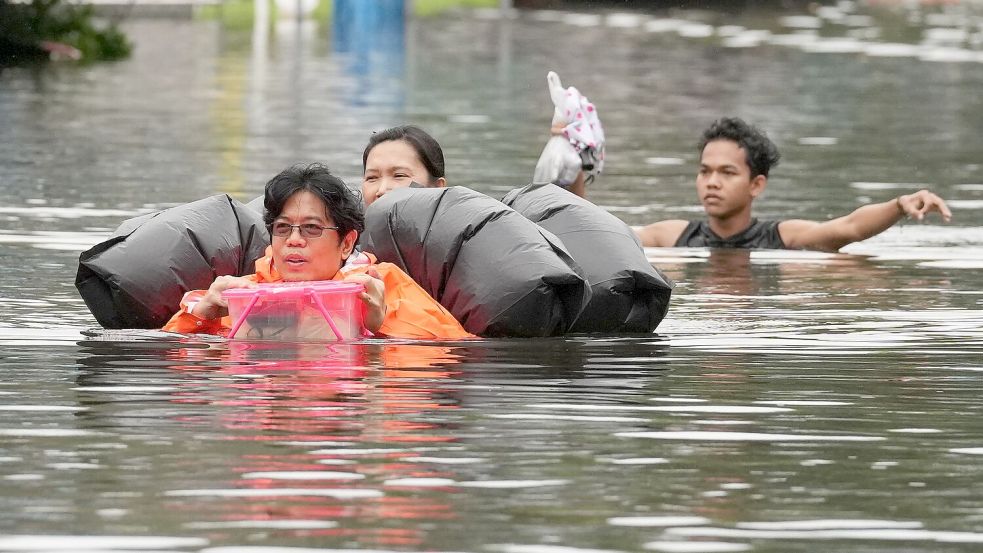 Viele Menschen mussten sich in Sicherheit bringen. Foto: Sakchai Lalit/AP/dpa