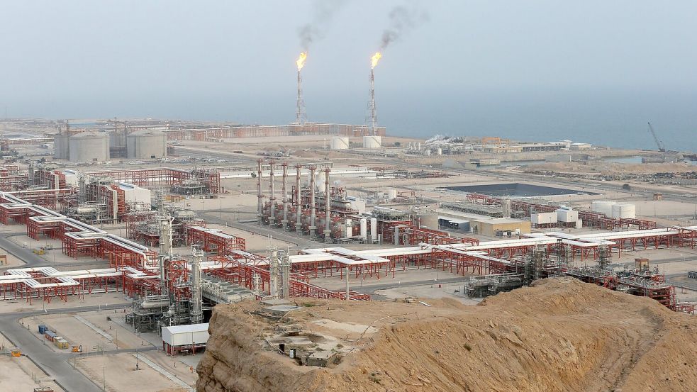 Im Iran sei erhebliche Produktionskapazität verloren gegangen, sagte die Regierungssprecherin. (Archivbild) Foto: Vahid Salemi/AP/dpa
