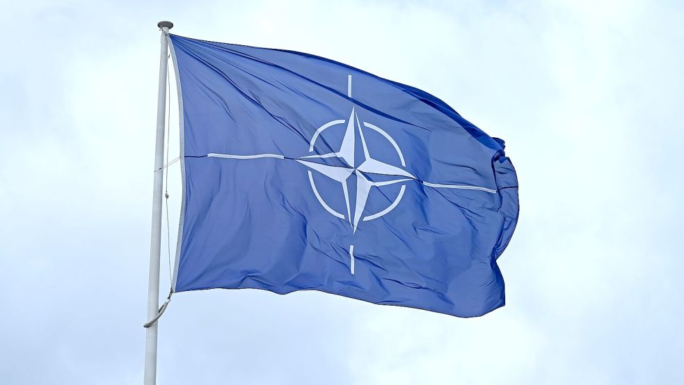 Flagge vor dem Nato-Hauptquartier Foto: Elisa Schu/dpa