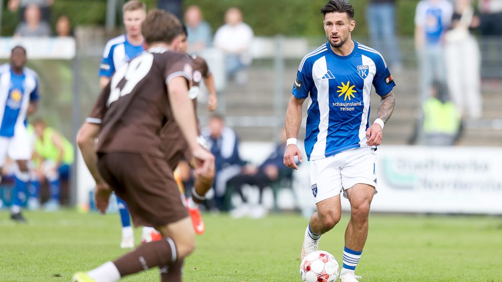 Semin Kojic (am Ball) trifft mit Kickers Emden am Samstag auf den SV Todesfelde. Foto: Jens Doden/Emden