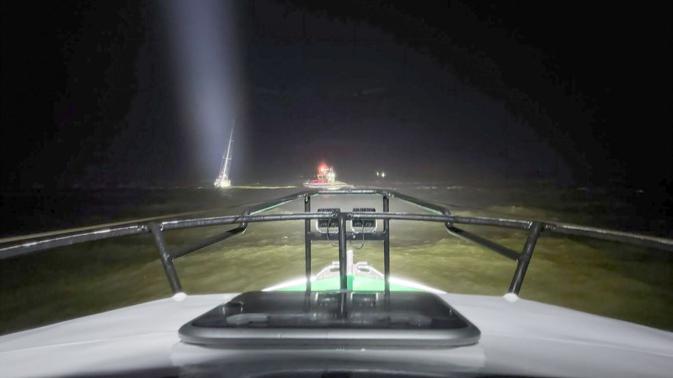 Mit dem Seenotrettungsboot Secretarius der DGzRS-Station Langeoog befreiten die Seenotretter eine polnische Segelyacht aus der gefährlichen Brandungszone. Foto: Die Seenotretter – DGzRS