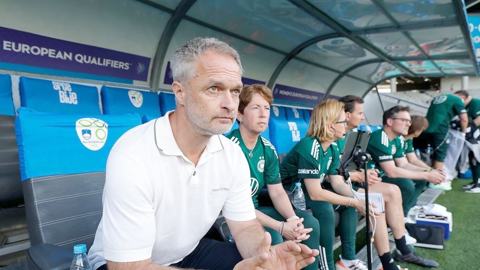 Zwei Härtetests mit Blick auf die WM 2027: Bundestrainer Christian Wück. (Archivbild) Foto: Ales Fevzer/dpa