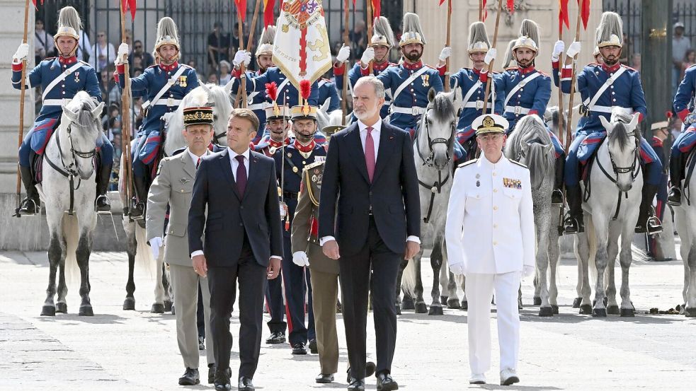 Macron wurde in Madrid mit militärischen Ehren empfangen. Foto: José Oliva/EUROPA PRESS/dpa