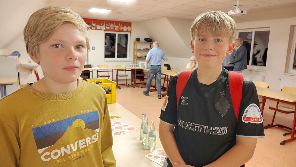 Jelte Bonar (links) und Silas Laux nach ihrer ersten Ausschusssitzung, die sie als Großefehntjer im Rahmen der Einwohnerfragestunde mit einer Projektidee mitgestalteten. Foto: Karin Böhmer