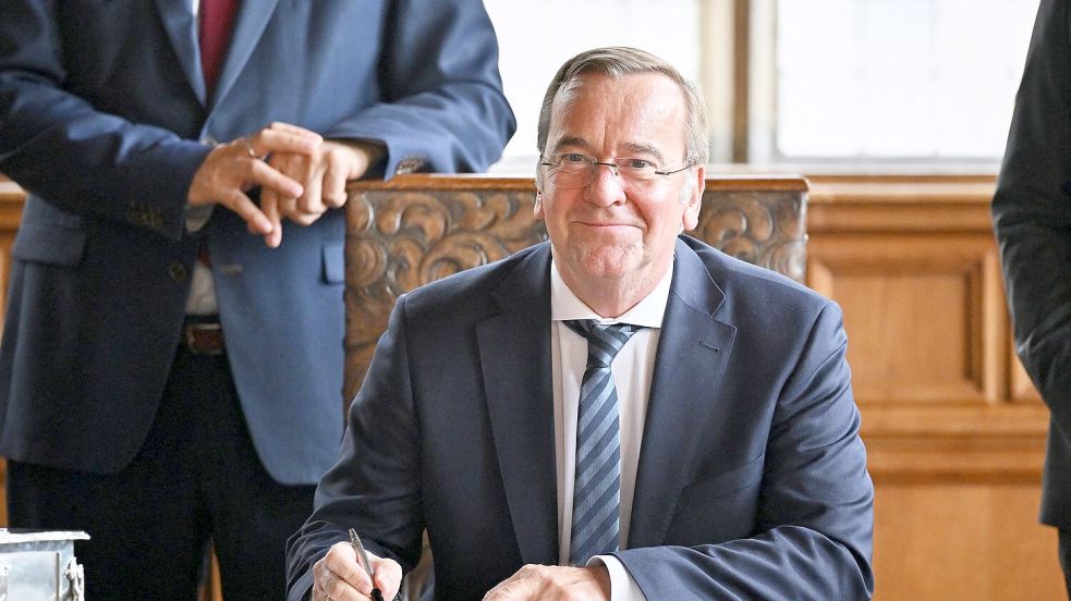 Verteidigungsminister Boris Pistorius (SPD) unterzeichnete eine Absichtserklärung.  Foto: Sina Schuldt/dpa