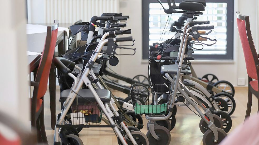 Rollatoren in einem Pflegeheim: Die Regierung will die Zuschüsse für die Heimunterbringung kürzen. Kommunen pochen auf einen Pflegedeckel. Foto: IMAGO/dts Nachrichtenagentur