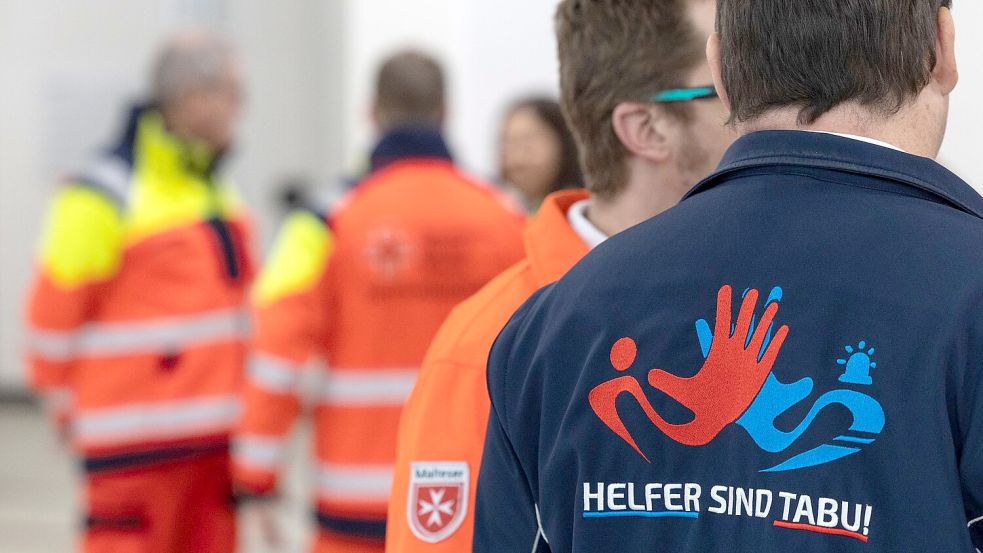 Auch Notfallsanitäter erlebten Anfeindungen und Übergriffe im Einsatz. (Symbolbild) Foto: Hannes P. Albert/dpa