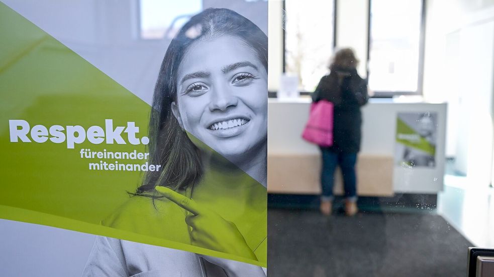 In etlichen Praxen findet man inzwischen Aufkleber oder Plakate, auf denen zu mehr Respekt und Freundlichkeit im Umgang mit dem Personal aufgerufen wird. (Symbolbild)  Foto: Bernd Weißbrod/dpa