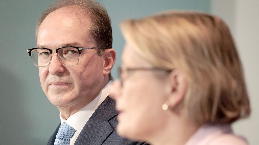 Bundesinnenminister Alexander Dobrindt (CSU) hatte nach dem Tod des Zugbegleiters im Februar härtere Strafen für Angriffe auf Bahnmitarbeiter gefordert. (Archivfoto) Foto: Carsten Koall/dpa