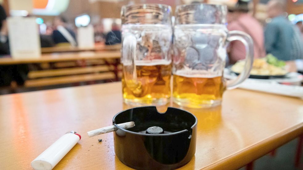 Energydrinks werden häufig zusammen mit anderen gesundheitsschädlichen Gütern konsumiert. (Illustration) Foto: Sebastian Gollnow/dpa