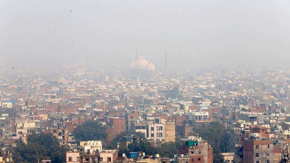 Dichter Smog bedeckt die Skyline von Neu-Delhi in Indien. (Archivbild) Foto: Deepak/ZUMA Press Wire/dpa
