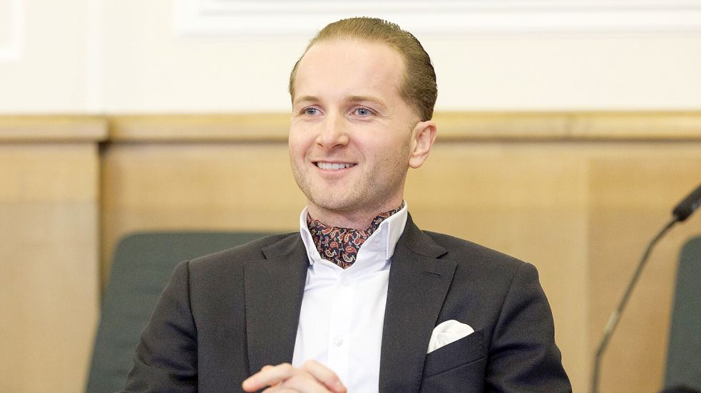 Im Anzug und mit Einstecktuch - so präsentierte sich Hendrik Holt gerne. (Archivbild) Foto: Friso Gentsch/dpa
