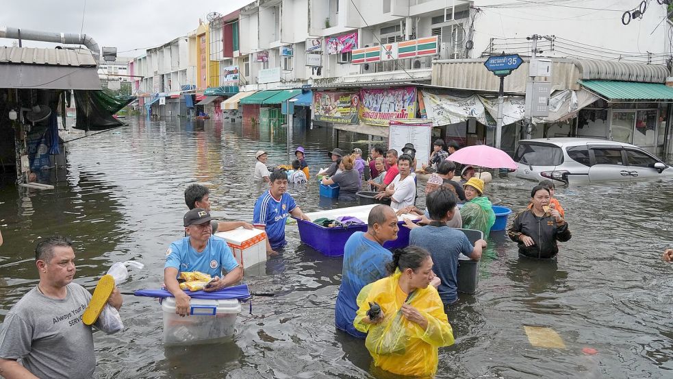 Die Gefahr ist vielerorts noch nicht gebannt. Foto: Sakchai Lalit/AP/dpa