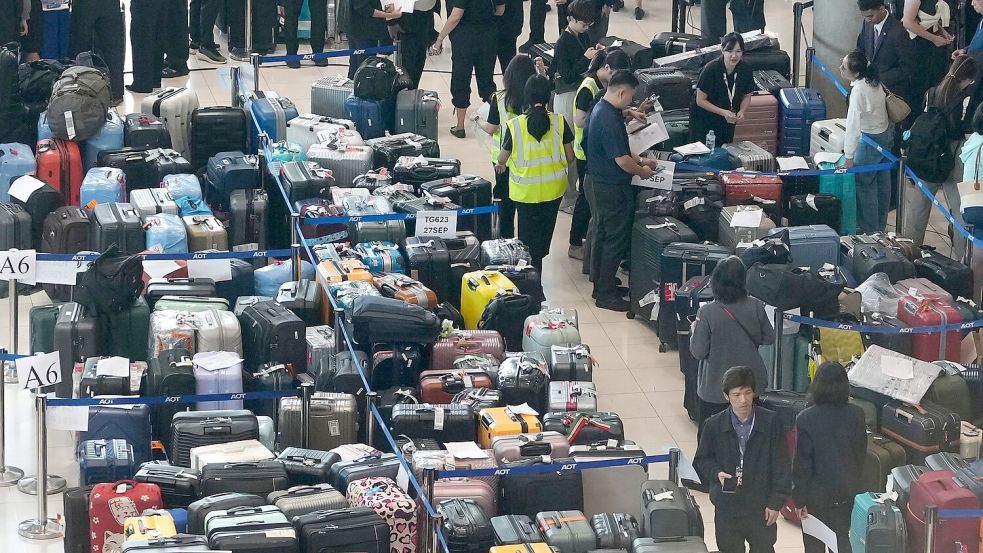 Tausende Koffer warteten am Flughafen Bangkok auf ihre Bearbeitung. Foto: Sakchai Lalit/AP/dpa