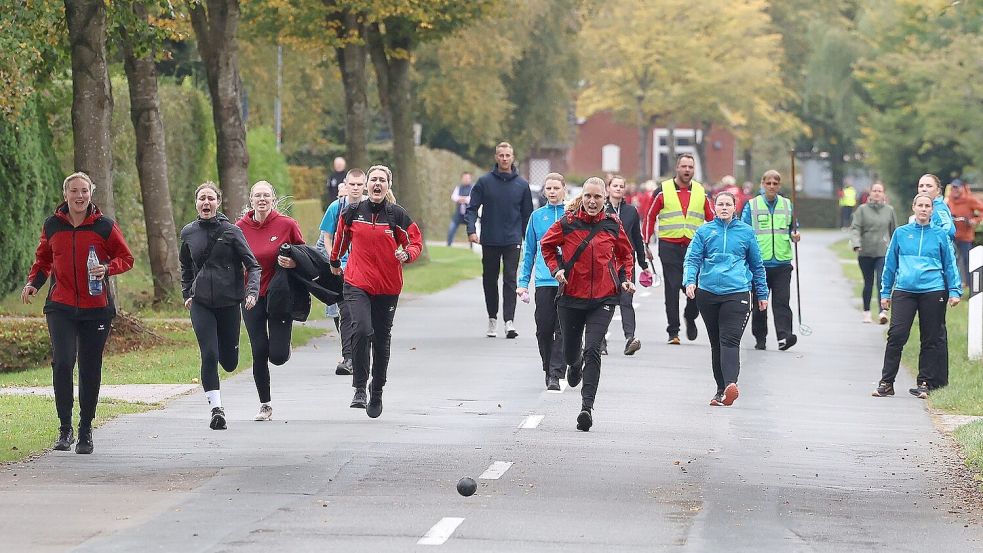 Schirumer Leegmoor (rote Sportjacken) und Rahe vertreten den Kreisverband Aurich in der Landesliga Frauen I. Sie zählen nicht zum Kreis der Titelanwärter. Diese Rolle wird Norden zugeschrieben.