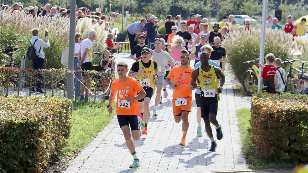 Rekord auf dem Zehner: Ossiloop-Sieger Tim Veith (vorne) gewann die zehn Kilometer in 33:41 Minuten – so schnell war auf dieser Strecke noch niemand. Für ihn war es ein Start-Ziel-Sieg auf dem Kurs rund um das EEZ. Foto: Udo Hippen