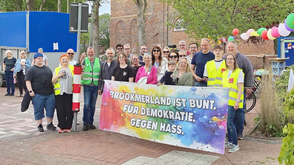 Bei der Kundgebung „Brookmerland ist bunt“, die sich vor allem gegen die AfD richtete, warben Anfang Mai dieses Jahres Brookmerlander für Vielfalt und Toleranz, darunter auch Mitglieder der SPD und deren Brookmerlander Gemeindeverbandsvorsitzender Sascha Pickel (ganz rechts im Bild). Foto: Karin Böhmer