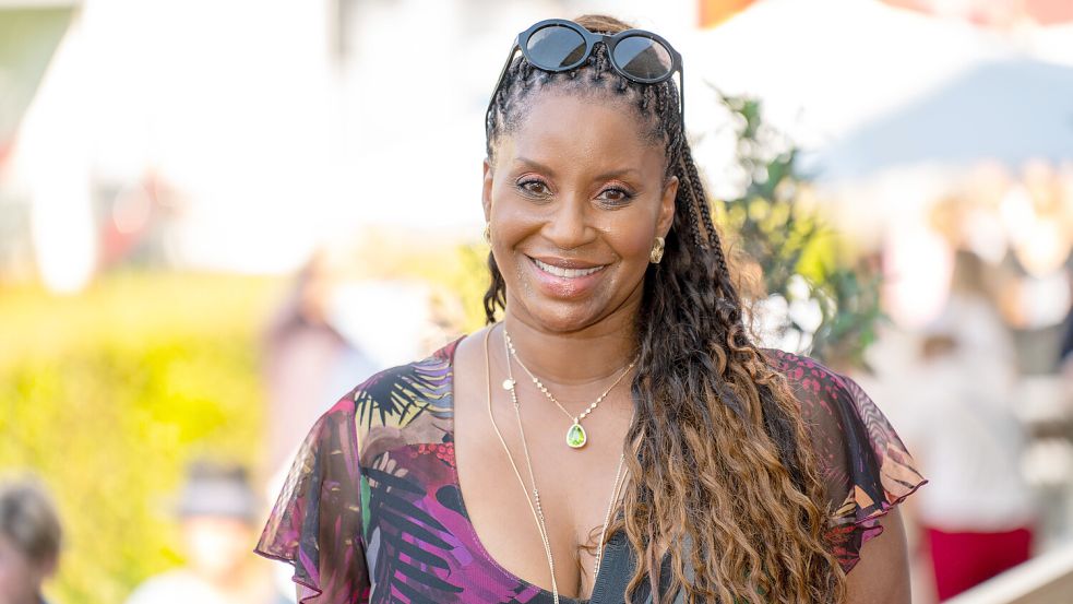 Liz Baffoe arbeitet neben ihrer Schauspieltätigkeit und hat sich ein zweites Standbein aufgebaut. Foto: IMAGO/Eibner-Pressefoto/Justin Deronde