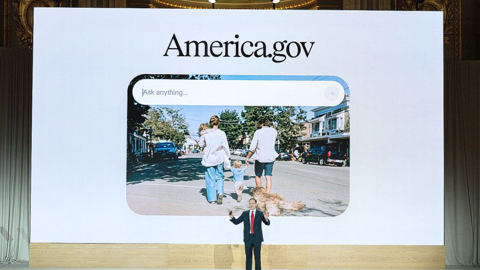 Joe Gebbia, Chefdesigner der US-Regierung und Mitgründer von Airbnb, stellt eine neue KI-Plattform vor, die zum zentralen Zugang zur US-Verwaltung werden soll. Foto: IMAGO/Annabelle Gordon