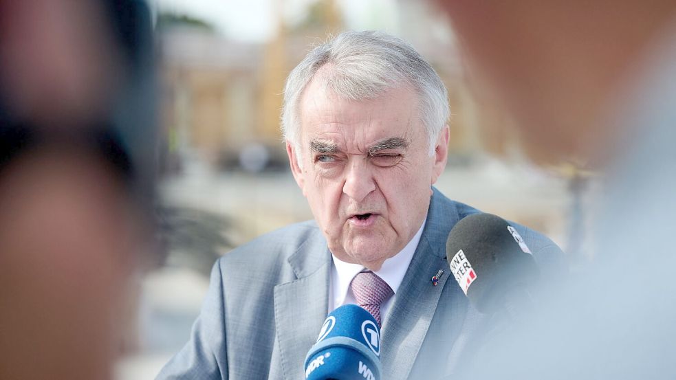NRW-Innenminister Herbert Reul (CDU) lobte die Durchsuchungen als den „größte Schlag gegen die Organisierte Kriminalität seit mehreren Jahren“. Foto: Bernd Thissen/dpa