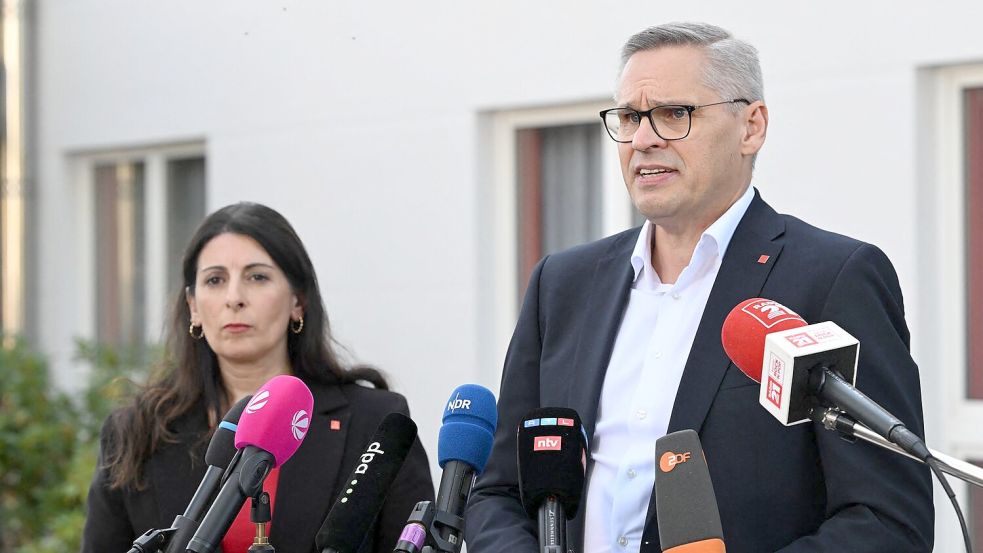 IG-Metall-Bezirksleiter Gröger und VW-Betriebsratschefin Cavallo zeigten sich nach dem Gespräch „enttäuscht und wütend“. Foto: Julian Stratenschulte/dpa